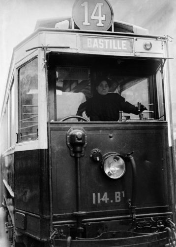 Guerre 1914-1918. Femme conduisant un tramway parisien.