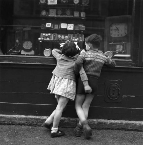 Two children at the counter of a clockmaker in Montmartre (Paris).
19480000
Deux enfants au comptoir  d'un horloger à Montmartre (Paris).
19480000
